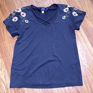 Francesca’s embroidered floral tee women’s M